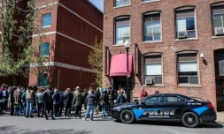 Manifestation pro-palestinienne devant une barricade policiĂšre aprĂšs des interpellations sur le campus de la Northeastern University Ă Boston, le 27 avril 2024 Ă Boston