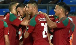 Le milieu Romain Saisse (2g), auteur du 2e but pour le Maroc face au Togo lors de la CAN, est congratulé par ses coéquipiers, le 20 janvier 2017 à Oyem