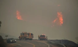 Des pompiers observent un incendie à Ojai, le 8 décembre 2017 en Californie