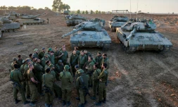 Des soldats israéliens déployés avec leurs chars à la frontiÚre avec la bande de Gaza assistent à un briefing, le 29 novembre 2023