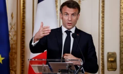 Emmanuel Macron lors d'une conférence de presse avec le Premier ministre des Pays-Bas à Amsterdam le 12 avril 2023