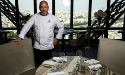 Frédéric Anton pose au restaurant "Le Jules Verne" le 15 juillet 2019