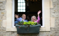 Harold Terens (G), vétéran américain de la Seconde Guerre mondiale ùgé de 100 ans, et sa fiancée Jeanne Swerlin, ùgée de 96 ans, lors de leur mariage célébré le 8 juin 2024 à Carentan-les-Marais, en Normandie