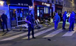 Des policiers près de la terrasse du Bar aux Sports, percutée par une voiture, à Paris le 29 juillet 2021