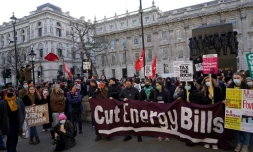 Des manifestants défilent contre la flambée du coût de la vie, le 12 février 2022 à Londres