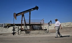 Le producteur de pétrole Fred Holmes passe devant une pompe à pétrole prÚs de Taft, en Californie, le 21 septembre 2023