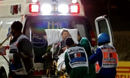 Romain Grosjean évacué par le personnel médical aprÚs son accident lors du GP de Bahreïn, à Sakhir, le 29 novembre 2020