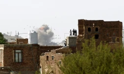 De la fumée s'élève dans le ciel de Sanaa après des frappes aériennes, le 25 septembre 2016