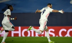 L'attaquant français du Real Madrid, Karim Benzema (d), exulte après son but lors du 8e de finale retour de la Ligue des champions contre l'Atalanta, à Valdebebas, le 16 mars 2021