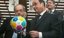 François Hollande et le président de la Fédération française de football (FFF) Noël Le Graët, le 29 mars 2016 à Paris