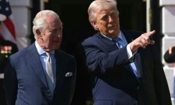 Le président américain Donald Trump (d) et le roi Charles III à la Maison Blanche, le 27 avril 2026 à Washington
