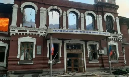 Photo diffusée le 22 mai 2026 par Léonid Passetchnik, le gouverneur installé par Moscou dans la région de Lougansk, occupée par la Russie dans l'est de l'Ukraine, montrat des bâtiments endommagés du collège professionnel de Starobelsk, affilé à l'université pédagogique de Lougansk