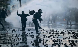 Des protestataires lancent des pavés lors d'une manifestation antigouvernemtale à Tirana, le 17 octobre 2026 en Albanie