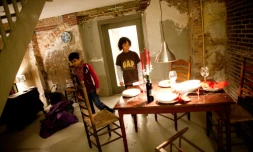 Des enfants visitent la "Maison de l'Humanité", le 10 décembre 2015 à La Haye