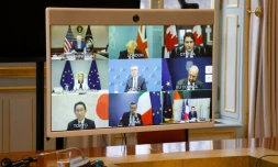 Un écran de visioconférence dans le bureau du président français Emmanuel Macron au Palais de l'Elysée à Paris lors d'une réunion avec les dirigeants du G7 consacrée à l'Ukraine, le 24 février 2022