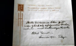 Une des notes écrites par Albert Einstein en 1922 sur du papier à lettres de l'Imperial Hotel à Tokyo, photographiée à Jérusalem le 19 octobre 2017