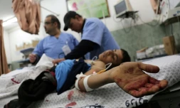 Des médecins traitent un Palestinien blessé dans un hôpital de Rafah, une localité du sud de la bande de Gaza cible de raids aériens israéliens, le 17 février 2018