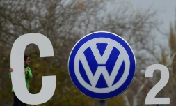 Détournement du logo de Volkswagen par Greenpeace, à Wolfsbourg, le 9 novembre 2015