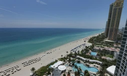 Vue depuis le luxueux Trump Palace sur Sunny Isles Beach, en Floride, aux Etats-Unis, le 15 mai 2017