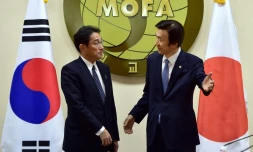 Les ministres japonais Fumio Kishida et sud-coréen des Affaires étrangères le 28 décembre 2015 à Séoul