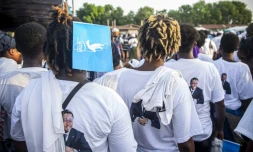 Des militants de l'Unir portent des t-shirts avec le portrait du président togolais Faure Gnassingbé lors d'un meeting électorale à Lomé le 27 avril 2024