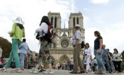 Des touristes devant la cathédrale Notre Dame de Paris, le 1er août 2014