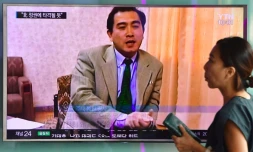 La télévision sud-coréenne diffuse des images d'archives du diplomate nord-coréen Thae Yong-Ho, le 18 août 2016, au lendemain de sa défection