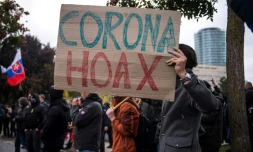 Manifestation de l'extrĂȘme droite slovaque contre les gestes sanitaires pour Ă©viter la propagation de l'Ă©pidĂ©mie de Covid-19, qualifiĂ©e de "canular". Le 17 octobre 2020 Ă Bratislava