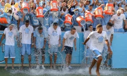 Des joueurs de baseball participent au "défi du seau d'eau glacée" avant un match en Caroline du Nord, aux Etats-Unis, en août 2014