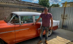 Le carrossier Pedro Manso devant sa Chevrolet BelAir 55 qu'il a restaurée dans son atellier de Placetas, dans la province de Villa Clara, le 24 avril 2021 à Cuba