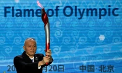 Le secrétaire du Parti communiste à Pékin, Cai Qi, tenant la torche olympique pour l'accueil de la flamme dans sa ville le 20 octobre 2021