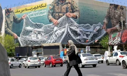 Une affiche géante "Le détroit d'Ormuz reste fermé" sur la place de la Révolution à Téhéran ,le 12 avril 2026 en Iran