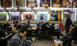 Des Irakiens attablés au café Oum Kalthoum à Bagdad, dans la rue Rachid, sur fond de photos de la diva arabe, le 20 janvier 2019
