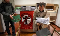 Des militants argentins rassemblent des milliers de formulaires d'apostasie à Buenos Aires, le 24 août 2018