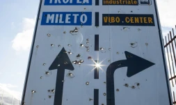 Un panneau avec des impacts de balles à Vibo Valentia, en Italie, le 18 novembre 2021