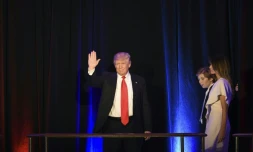 Le président élu Donald Trump, accompagné de son fils Baron et de sa femme Melania, salue ses supporteurs, le 9 novembre 2016 à New York