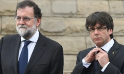 Le Premier ministre Mariano Rajoy (L) et le président séparatiste catalan Carles Puigdemont le 20 août 2017 à Barcelone