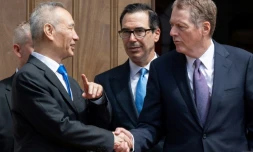 Le vice-Premier ministre chinois Liu He serre la main du représentant au Commerce américain Robert Lighthizer sous le regard du secrétaire au Trésor Steven Mnuchin, le 10 mai 2019 à Washington