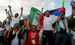 Des supporters iraniens suivent le match entre la Russie et l'Arabie saoudite sur écran géant à Saint-Petersbourg, le 14 juin 2018