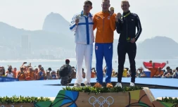 Le podium du 10 km eau libre, le Néerlandais Ferry Weertman vainqueur, entouré du Grec Spiros Giannotis (2e) et du Français Marc-Antoine Olivier, aux JO de Rio le 16 août 2016