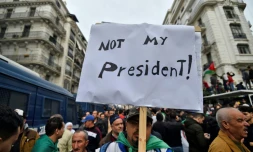 Un manifestant à Alger brandit une pancarte sur laquelle on peut lire "Pas mon président", le 13 décembre 2019