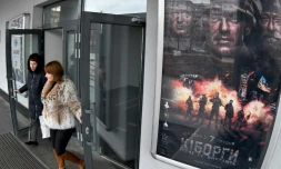 Des spectateurs quittent la salle de cinéma aprÚs avoir vu le filme "Cyborgs", à Kiev le 16 décembre 2017