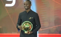 L'attaquant sénégalais Sadio Mané pose avec son trophée après avoir été désigné meilleur joueur africain de 2019 lors d'une cérémonie à Hurghada, en Egypte, le 7 janvier 2020