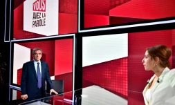Léa Salamé reçoit François Fillon sur le plateau de "Vous avez la parole" de France 2 à Saint-Cloud dans les Hauts-de-Seine le 30 janvier 2020