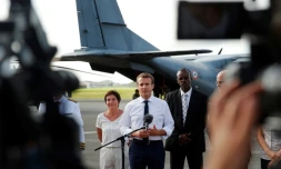 Le président français Emmanuel Macron (c) et la ministre des Outre-mer Annick Girardin (g), le 12 septembre 2017 à Pointe-à-Pitre
