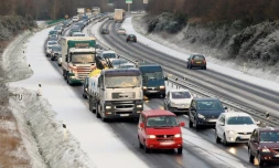 Météo-France a placé 28 départements en vigilance orange neige et verglas sur un axe allant de la Bretagne au Grand-Est, ici la voie rapide entre Saint-Malo et Rennes le 11 février 2010 