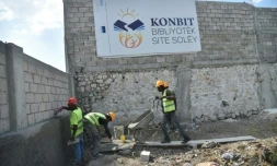Des ouvriers sur le site de construction de la bibliothèque du projet "Konbit bibliotek Site Soley" à Cite Soleil à Haiti le 14 mars 2018.