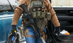 Un agent fédéral américain portant un badge de la police de l'immigration (ICE), patrouille à Minneapolis (Minnesota), le 4 février 2026