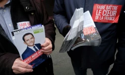 Des partisans de Benoît Hamon tractent Beduer, près de Figeac (Lot) le 18 mars 2017