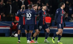 Les joueurs du PSG célèbrent leurs buts lors de la victoire (3-1) contre l'Olympique de Marseille en clôture de la 26e journée de Ligue 1 au Parc des Princes le 16 mars 2025